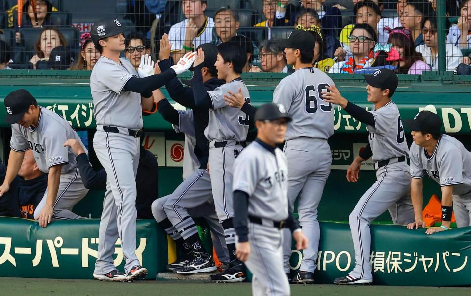 １回、先制３ランを放ち、ナインに迎えられるダルベック（左から２人目）