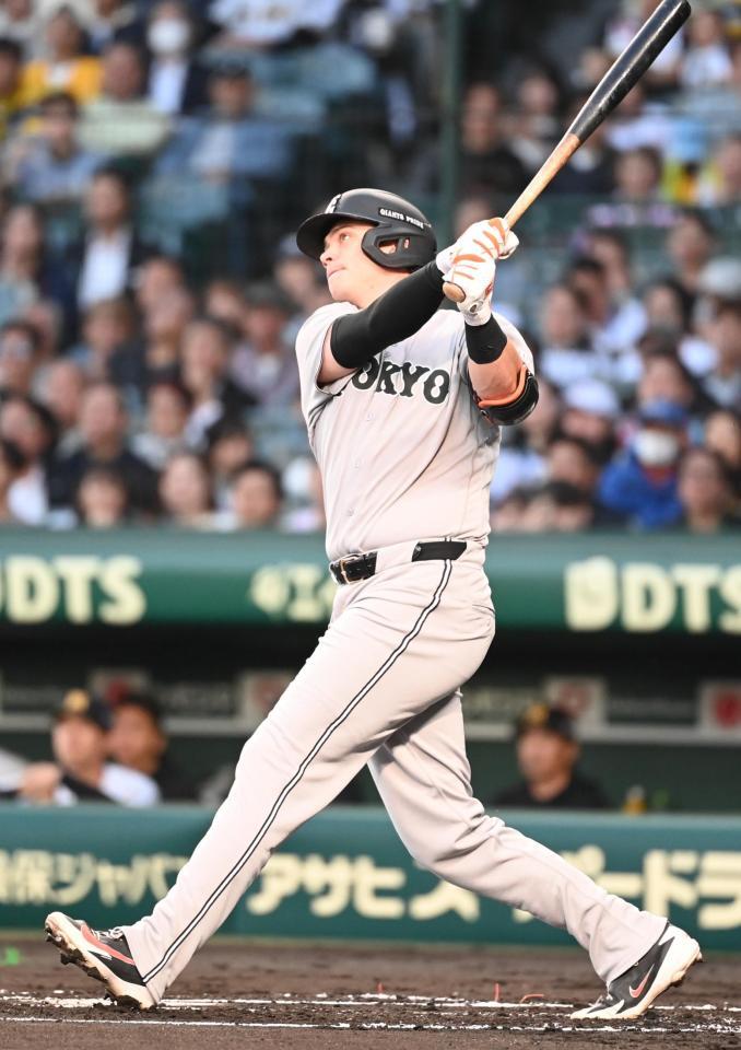 １回、ダルベックが先制左越え３点本塁打を放つ