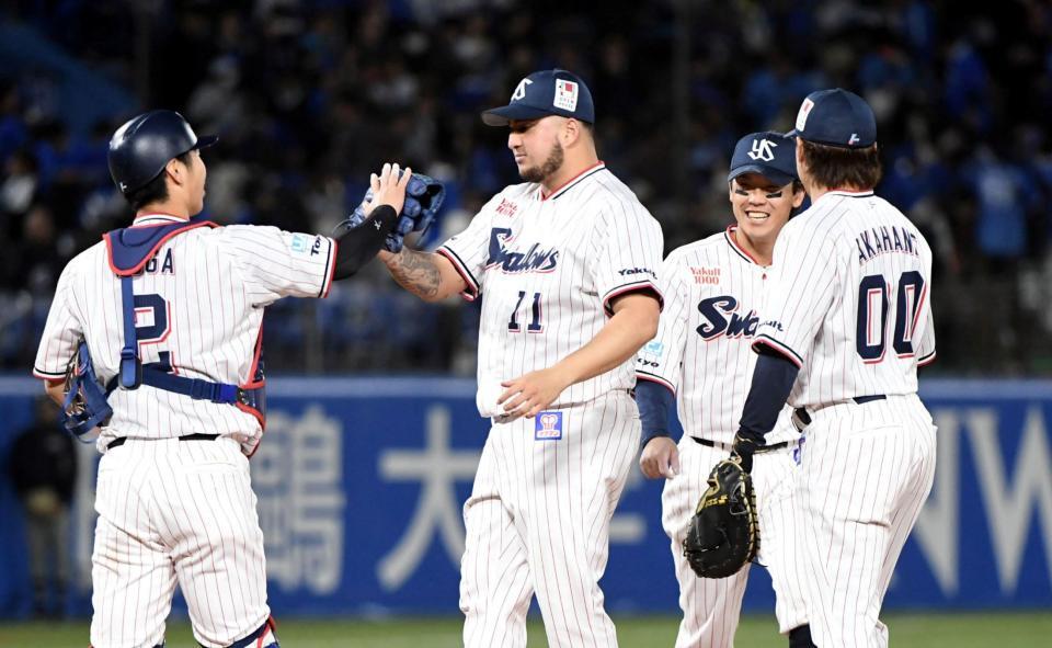 ７セーブ目を挙げ、古賀（左）とタッチするキハダ（中央）＝撮影・佐藤厚