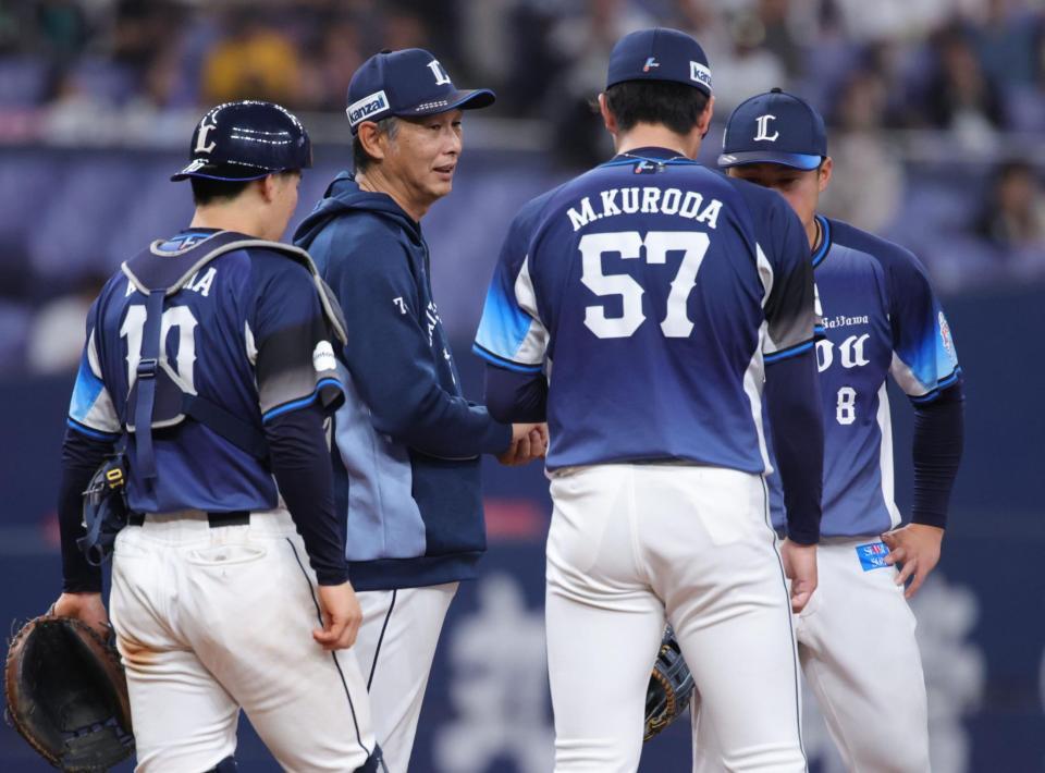 ７回、三塁のピンチで黒田に降板を告げる西口監督（左から２人目）＝撮影・坂部計介