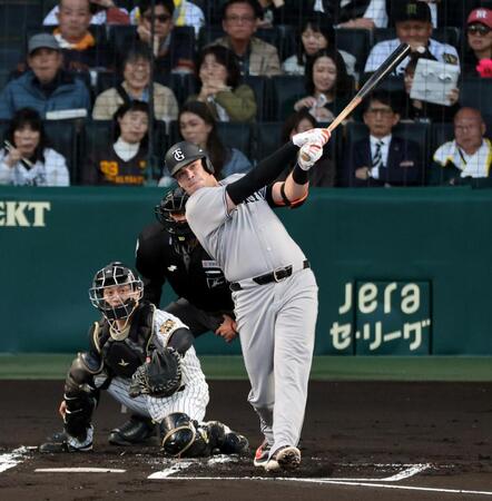 １回、左越えに先制３ランを放つダルベック（撮影・山口登）