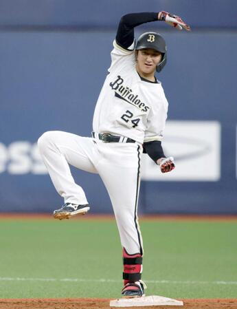 　８回、適時二塁打を放ち、ポーズをとる紅林（撮影・坂部計介）