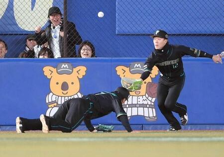 　２回、ソトの打球を落球する西川。右は矢沢（撮影・開出牧）