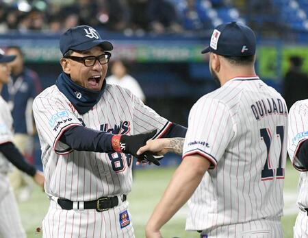 　満面の笑顔でキハダ（右）を迎える池山監督（撮影・佐藤厚）