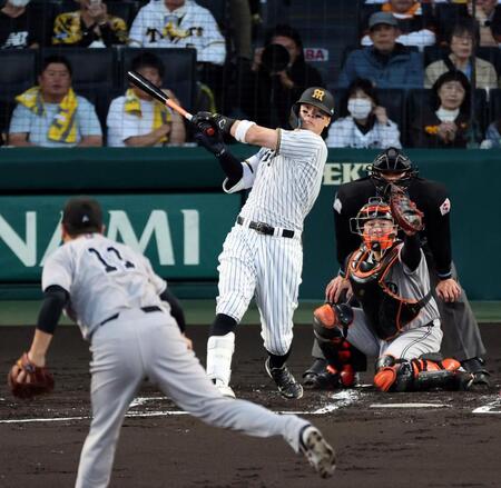 １回、中越えに２ランを放つ阪神・佐藤輝（投手　田中将、捕手　岸田）＝１６日
