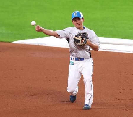 一軍に合流し、ノックを受ける大塚（撮影・中島達哉）