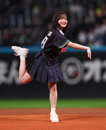 ファーストピッチセレモニーで投球するＡＫＢ４８・川村結衣（撮影・中島達哉）