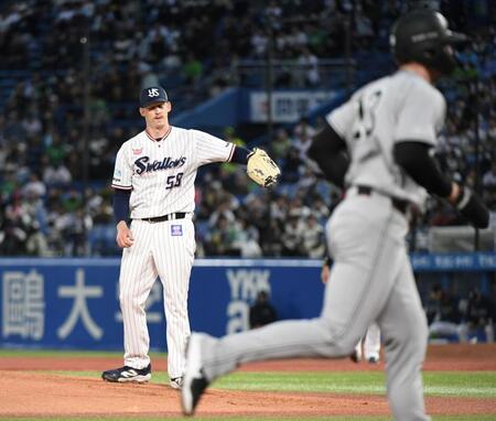 １回、ウォルターズは大城に押し出し四球を与え、先制を許す（撮影・佐藤厚）