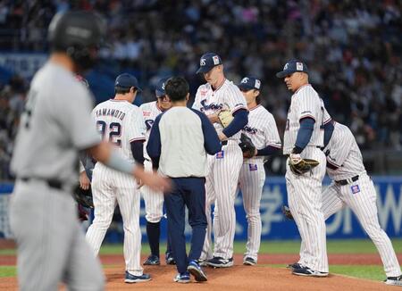 １回、大城（手前）に先制の押し出し四球を許したウォルターズ（中央）を囲むヤクルトナイン