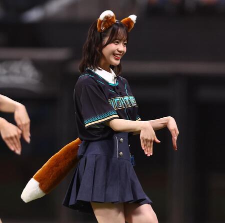 きつねダンスを踊るＡＫＢ４８・川村結衣（撮影・中島達哉）