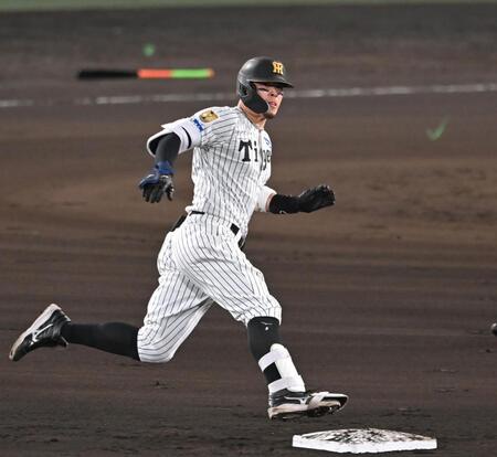 ６回、三塁打を放ち激走する（撮影・飯室逸平）