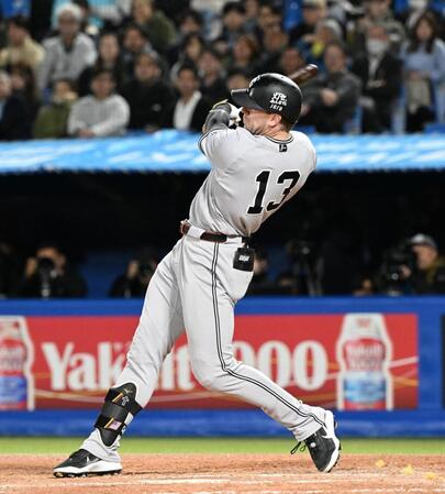 ３回、キャベッジが左中間に２点二塁打を放つ