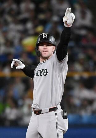 ３回、キャベッジは左翼へ２点適時二塁打を放ち、お得意のポーズ（撮影・佐藤厚）