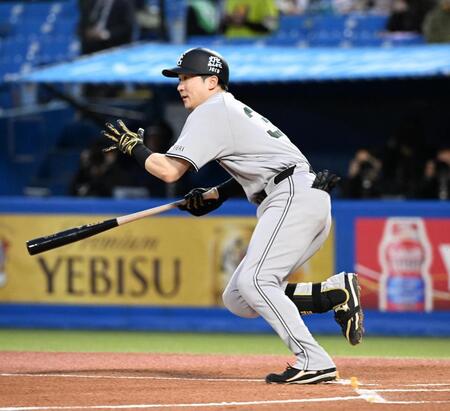 １回、泉口が左前打を放つ