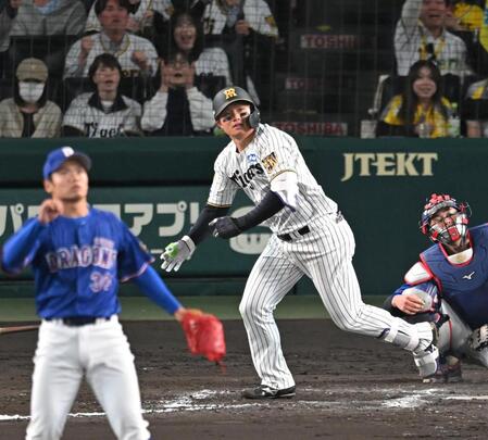 ７回、根尾から勝ち越しソロを放つ森下（撮影・飯室逸平）