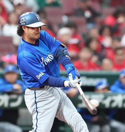 １回、先制となる適時二塁打を放つ宮崎（撮影・北村雅宏）