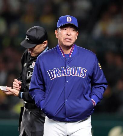 ８回、選手交代を告げベンチに戻る井上監督（撮影・山口登）