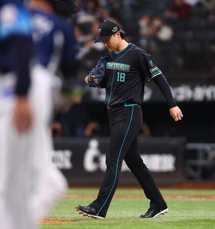 ８回、山村（左）にソロを浴びる山崎（撮影・中島達哉）