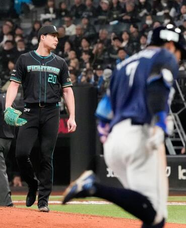 ７回、桑原（手前）に２ランを浴びた上原