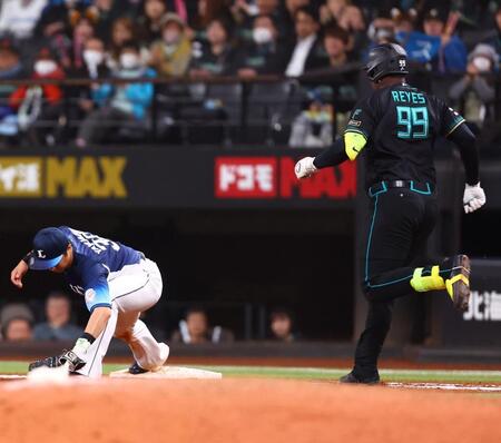 ８回、併殺打に倒れるレイエス（撮影・中島達哉）