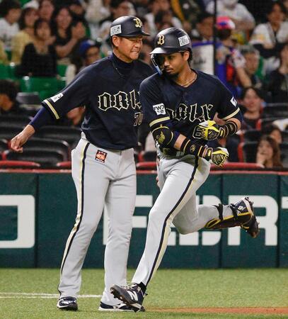 １回、先制ソロを放ち本塁に向かう宗（右）