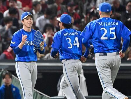 ４回を三者凡退に抑え、ナインを迎える平良（左）