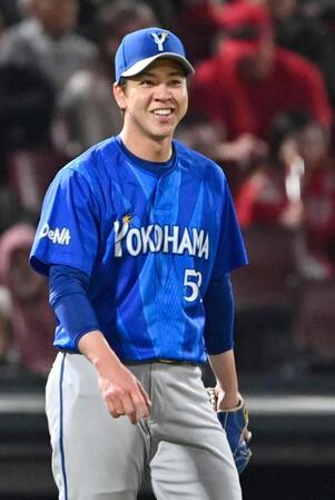 ４回を三者凡退に抑え、笑顔を見せる平良