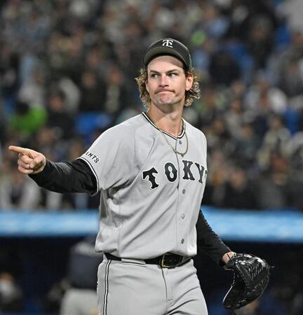 ５回終了、好守の左翼手キャベッジを指さす先発のウィットリー