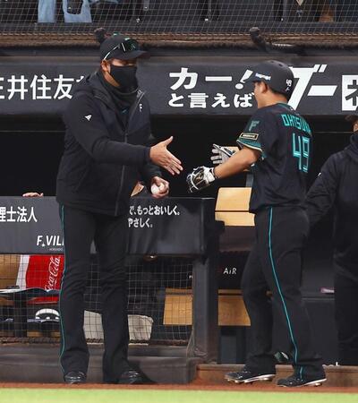 １回、レイエスの同点犠飛で生還した大塚（右）を迎える新庄監督（撮影・中島達哉）