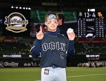 プロ初本塁打のボールを手に笑顔を見せる渡部