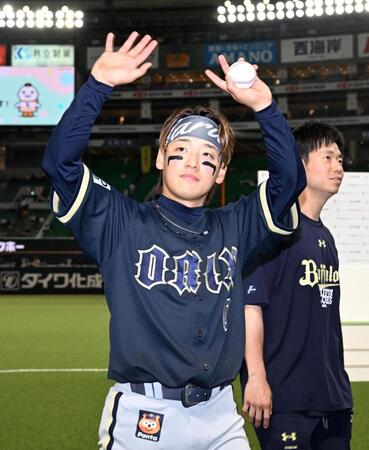 ファンに手を振りながら引き揚げる渡部