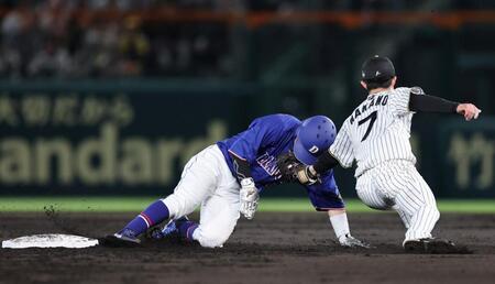 ３回、村松は盗塁を狙うもタッチアウトになる（撮影・山口登）