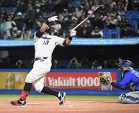 ８回、オスナが空振りしたバットが川上球審に直撃する（撮影・佐藤厚）