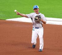 一軍に合流し、ノックを受ける大塚（撮影・中島達哉）