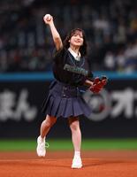 ファーストピッチセレモニーで投球するＡＫＢ４８・川村結衣（撮影・中島達哉）