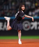 ファーストピッチセレモニーで投球するＡＫＢ４８・川村結衣（撮影・中島達哉）