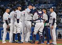 １回、先発のウォルターズ（中央）に声をかけるヤクルトナインら