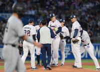 １回、大城（手前）に先制の押し出し四球を許したウォルターズ（中央）を囲むヤクルトナイン