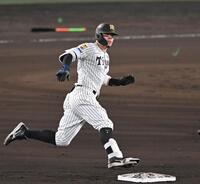 ６回、三塁打を放ち激走する（撮影・飯室逸平）