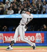 ３回、キャベッジが左中間に２点二塁打を放つ