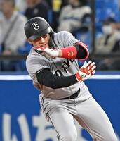 １回、２点打を放ちポーズをとる増田陸