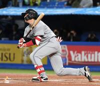 １回、増田陸は左翼へ２点適時打を放つ（撮影・佐藤厚）