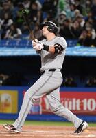 ９回、ダルベックは左越えに４号ソロを放つ（撮影・佐藤厚）