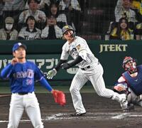 ７回、根尾から勝ち越しソロを放つ森下（撮影・飯室逸平）