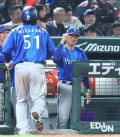 ７回、松尾の適時二塁打で生還した宮崎（５１）を迎える相川監督（撮影・北村雅宏）