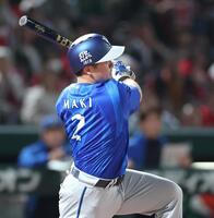 ６回、勝ち越しとなる２点適時打を放つ牧（撮影・北村雅宏）