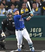 １回、二塁打を放つ細川（撮影・飯室逸平）