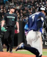 ７回、桑原（手前）に２ランを浴びた上原