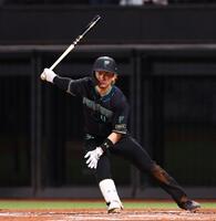 ８回、空振り三振を喫する水野（撮影・中島達哉）