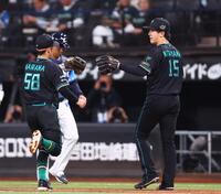 ６回を抑え、奈良間大己（左）を迎える北山（撮影・中島達哉）